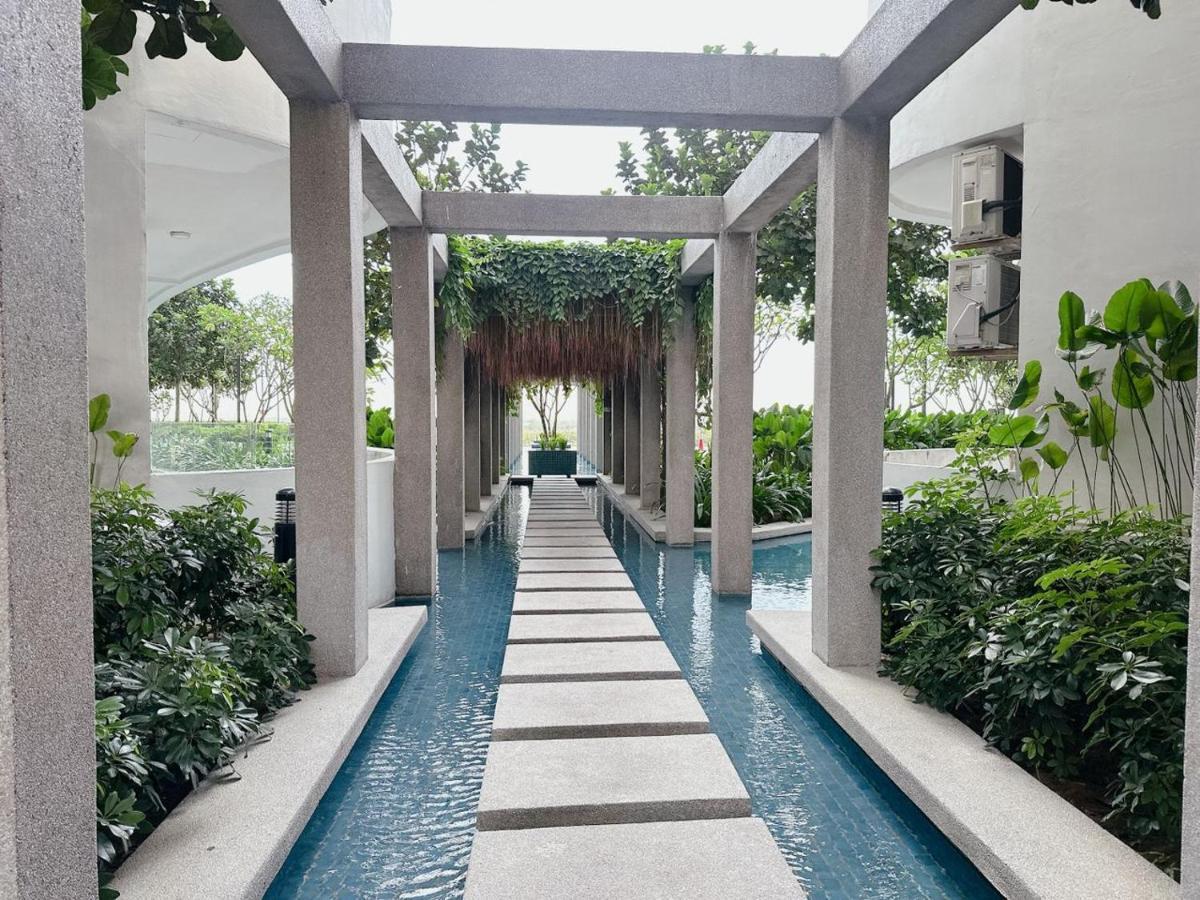 A11 Serene Centra Apartment