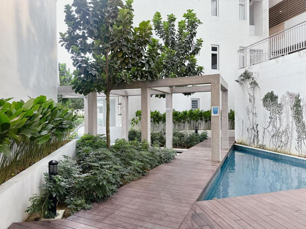 A11 Serene Centra Apartment