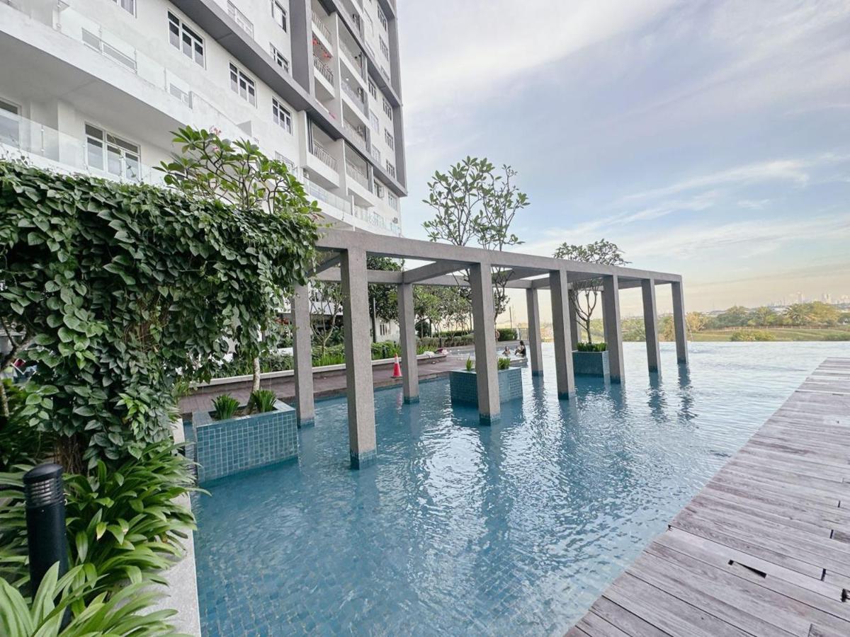 A11 Serene Centra Apartment *